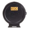 Optik mit 5 Elementen in 4 Gruppen für eine elektronisch gesteuerte Blende. Metabones Sony-E-EF-Speedbooster ULTRA zeigt frontal den geschlossenen Canon-EF-Bajonettdeckel.