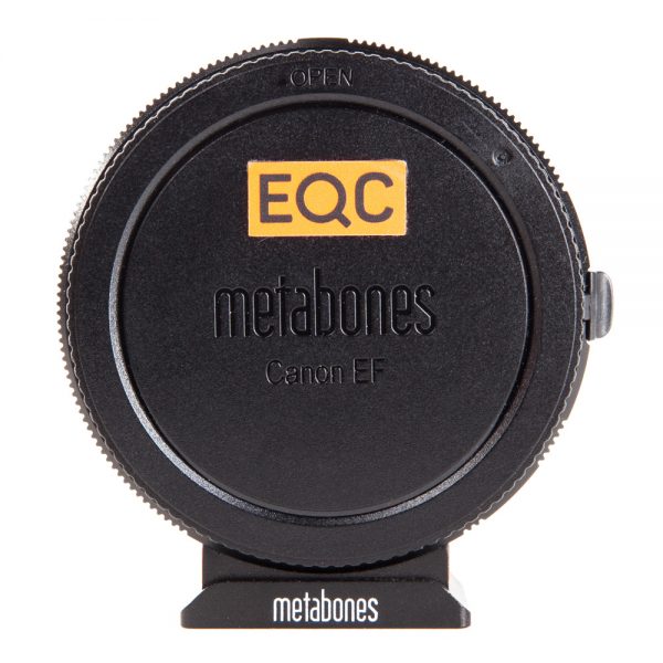 Metabones Sony-E-EF-Speedbooster ULTRA zeigt frontal den geschlossenen Canon-EF-Bajonettdeckel.