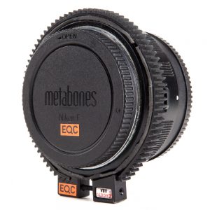 Metabones Sony-E-Nikon-F-Adapter mit großem geriffeltem Blendenring und Nikon-F-Bajonettdeckel.