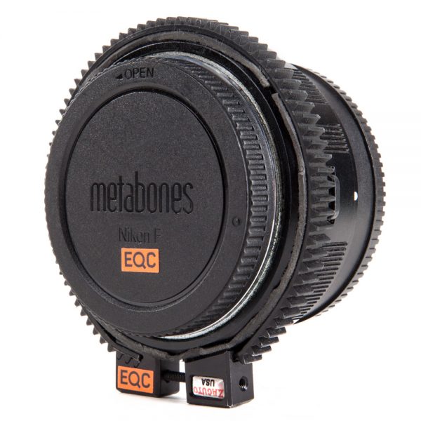 Metabones Sony-E-Nikon-F-Adapter mit großem geriffeltem Blendenring und Nikon-F-Bajonettdeckel.