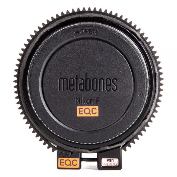 Metabones Sony-E-Nikon-F-Adapter zeigt frontal den breiten geriffelten Blendenring.