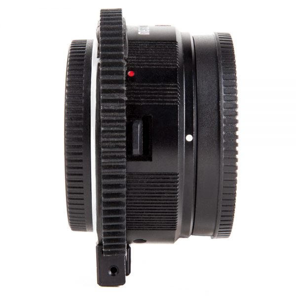 Metabones Sony-E-Nikon-F-Adapter in der Seitenansicht mit zwei geriffelten Ringen.
