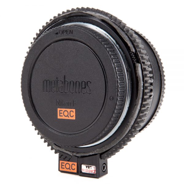 Metabones Sony-E-Nikon-F-Speedbooster Ultra 0.71x mit breitem geriffeltem Blendenring und Standfuß.