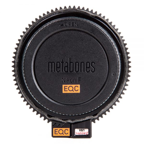 Metabones Sony-E-Nikon-F-Speedbooster Ultra 0.71x zeigt frontal den breiten Zahn-Blendenring.