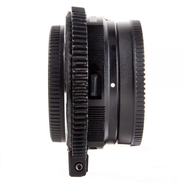 Metabones Sony-E-Nikon-F-Speedbooster Ultra 0.71x in der Seitenansicht mit zwei geriffelten Ringen.