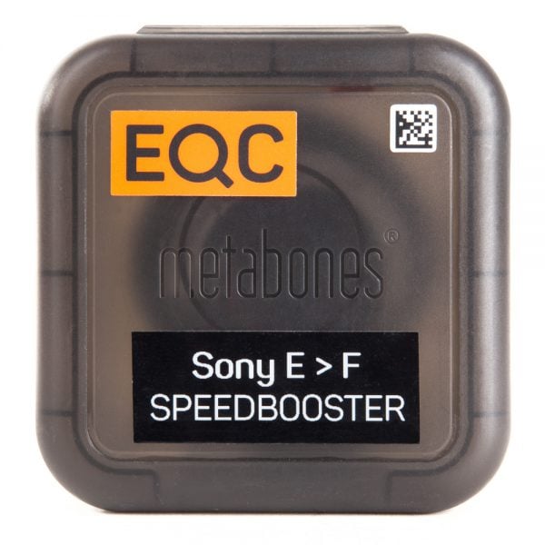 Metabones Sony-E-Nikon-F-Speedbooster Ultra 0.71x wird in grauer Box mit Modellbezeichnung geliefert.