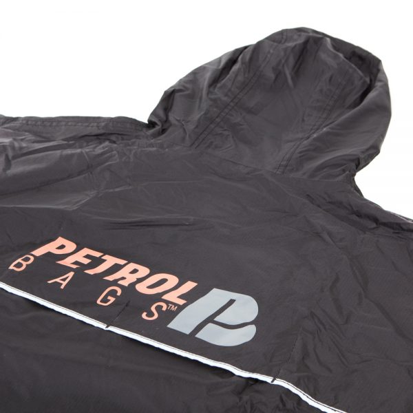 Petrol PS606 Regenschutz für Tontaschen mit transparentem Sichtfenster zur Bedienung des Geräts.