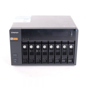 QNAP TVS-871 ist ein 8-Bay-NAS mit 36 TB im RAID 6 und 10GbE-Base-T-Netzwerkanbindung für die Postproduktion.