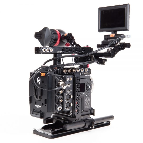 RED Epic-W Helium 8K Kinokamera mit seitlichem Anschlussfeld für Audio- und Videoausgänge im Tilta-Rig.