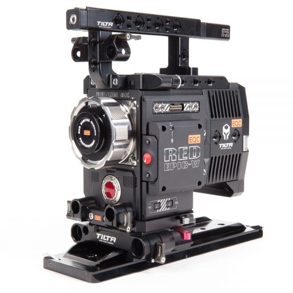 RED Epic-W Helium 8K Kinokamera mit geöffnetem PL-Bajonett und Tilta-Tragegriff im aufgebauten Rig.