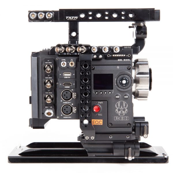 RED Epic-W Helium 8K Kinokamera mit sichtbarem Bedienpanel und Anschlüssen an der Gehäusevorderseite.