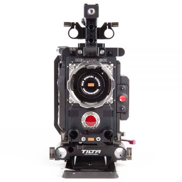 RED Epic-W Helium 8K Kinokamera von vorne mit verschlossenem Objektivbajonett und Tilta-Baseplate.