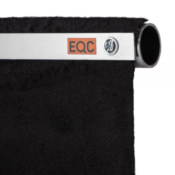 Rollmops-Stoffrolle, Nahaufnahme der Metallstange mit EQC-Logo und schwarzem Molton.
