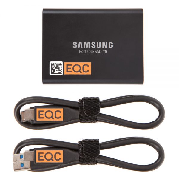 Samsung T5 Portable SSD im Lieferumfang mit zwei mitgelieferten USB-C-Anschlusskabeln.