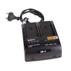 SWIT S-3602F Doppel-Ladegerät für zwei Sony-NP-F-Akkus mit Netzkabel und Status-LEDs.