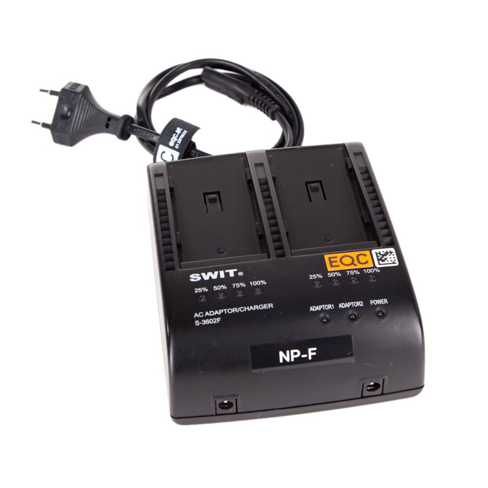 SWIT S-3602F Doppel-Ladegerät für zwei Sony-NP-F-Akkus mit Netzkabel und Status-LEDs.