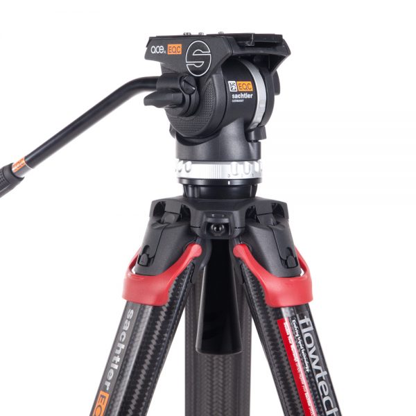 Das Sachtler Ace XL mit Flowtech 75mm Stativsystem hat ein Kohlefaser-Beindesign mit hoher Verwindungssteifheit.
