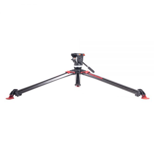Das Sachtler Ace XL mit Flowtech 75mm Stativsystem lässt sich ohne Mittelspinne bis auf 41 Zentimeter Höhe absenken.