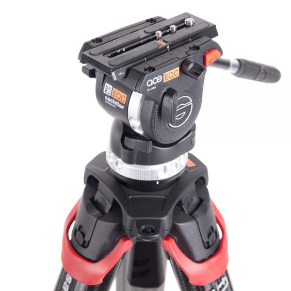 Der Ace-XL-Fluidkopf des Sachtler-Stativsystems verfügt über eine Schnellwechselplatte mit Verriegelungshebel.
