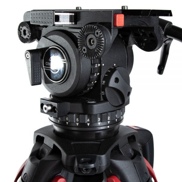 Das Sachtler Cine 7+7 HD 100mm Schale mit Flowtech 100 Stativsystem bietet 16-stufigen Gewichtsausgleich.