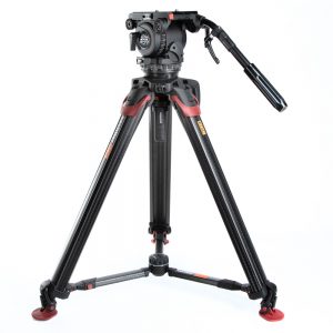 Das Sachtler Cine 7+7 HD 100mm Schale mit Flowtech 100 Stativsystem trägt Kameras bis 22 Kilogramm.