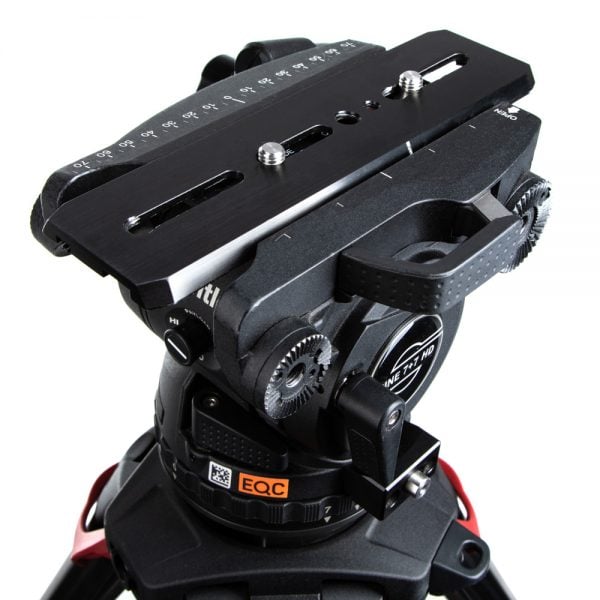 Das Sachtler Cine 7+7 HD 100mm Schale mit Flowtech 100 Stativsystem nutzt eine Touch-&-Go-Sideload-Platte.