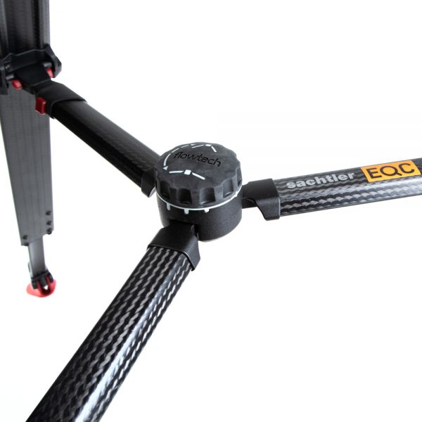 Das Sachtler Cine 7+7 HD 100mm Schale mit Flowtech 100 Stativsystem hat eine frei verstellbare Mittelspinne.