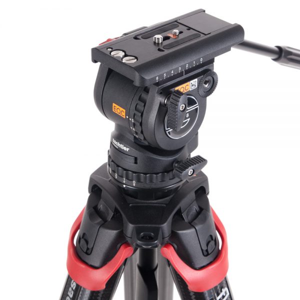 Das Sachtler FSB 8 T mit Flowtech 75mm Stativsystem bietet fünf Dämpfungsstufen für ruhige Schwenks.