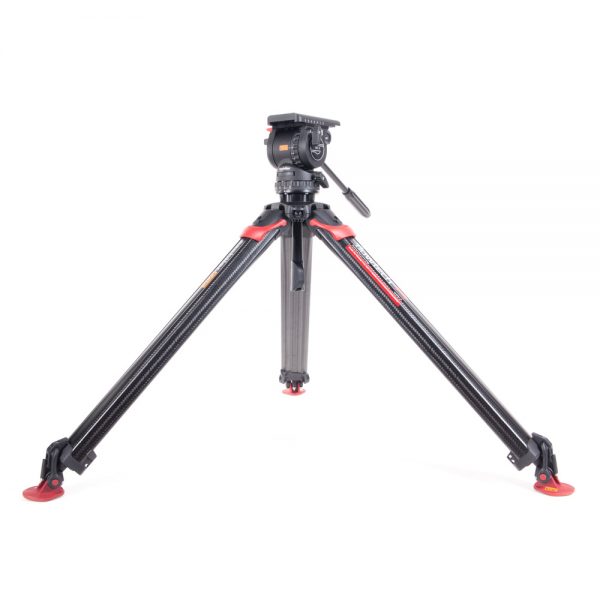 Das Sachtler FSB 8 T mit Flowtech 75mm Stativsystem lässt sich für extrem niedrige Positionen absenken.