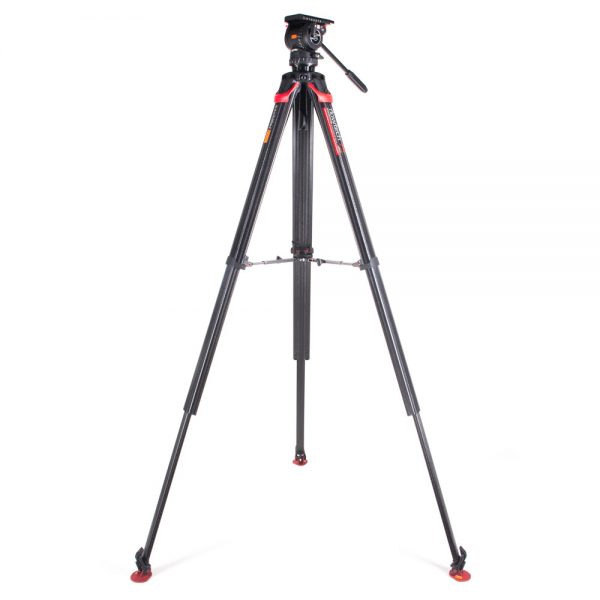 Das Sachtler FSB 8 T mit Flowtech 75mm Stativsystem trägt hier eine Cine-Kamera mit Mattebox und Follow-Focus.