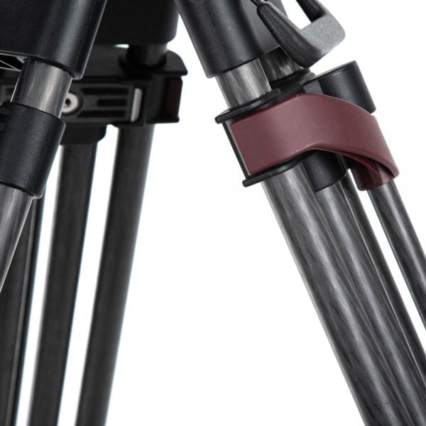 Sachtler Speed Lock CF HD Stativ mit Schnellverschluss-Klemme an den Karbonbeinen.