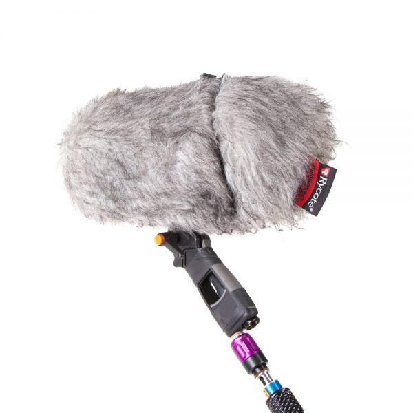 Sennheiser MKH 8060 im Rycote Windkorb mit zusätzlichem Fell-Windschutz für starken Wind.