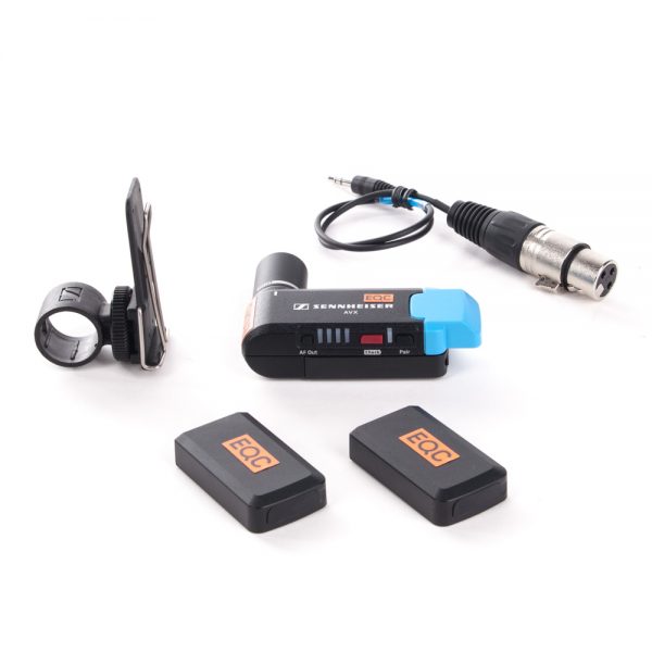 Sennheiser EKP AVX Digital drahtloser Empfänger im Set mit Halteklemme, Adapterkabel und Akkus.