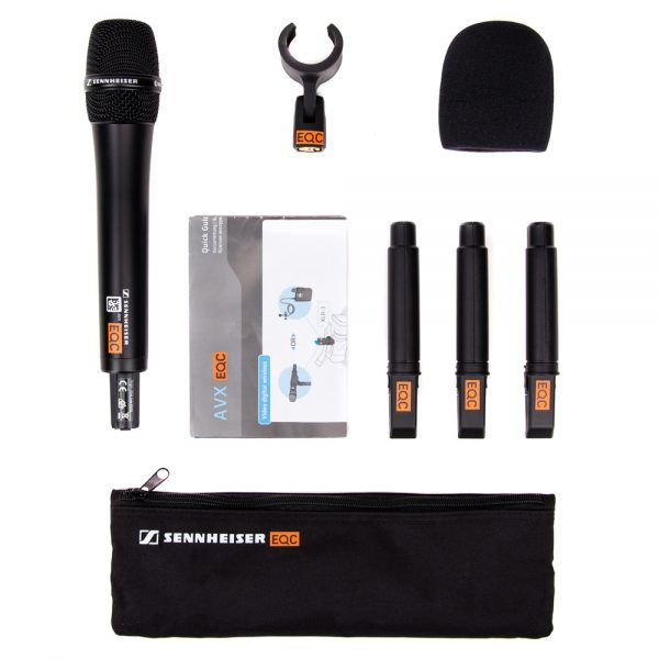 Sennheiser SKM AVX kabelloses Handmikrofon im Set mit Windschutz, Mikrofonklemme und Ersatzakkus.