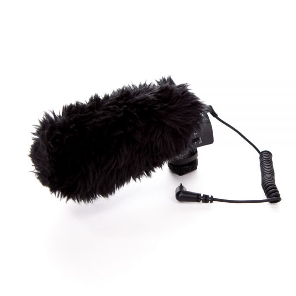 Sennheiser MKE 400 Kameramikrofon, kompaktes Aufsteck-Richtmikrofon mit zusätzlichem Fell-Windschutz.