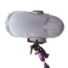 Der Windjammer reduziert Windgeräusche zusätzlich zum Netz-Windkorb im Freien. Sennheiser MKH 416 P48 im Rycote Windkorb mit grauem Windjammer-Überzug für Außenaufnahmen.