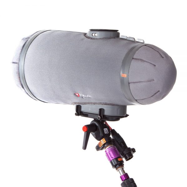 Sennheiser MKH 416 P48 im Rycote Windkorb mit grauem Windjammer-Überzug für Außenaufnahmen.