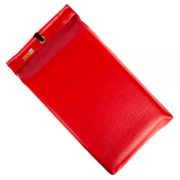 Knieschoner 30 x 18 x 6 cm aus rotem Vinyl mit schwarzer Stoffschlaufe und Reißverschluss.