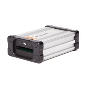 Sonnet Echo Thunderbolt-Kartenlesegerät für SxS- und ExpressCard-Medien mit Thunderbolt-Anschluss zum Rechner.