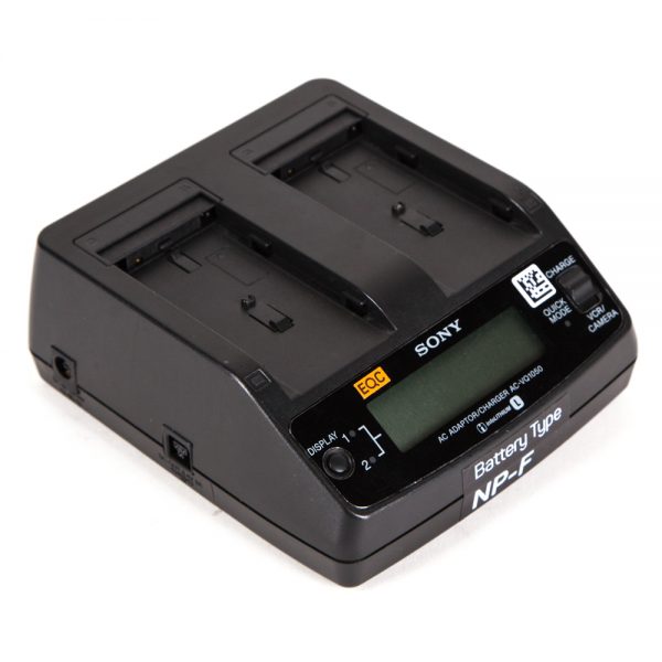 Sony AC-VQ1050D Dual-Ladegerät für zwei NP-F-Akkus der L-Serie mit Display für Restladezeit.