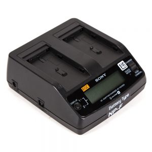 Sony AC-VQ1050D Dual-Ladegerät für zwei NP-F-Akkus der L-Serie mit Display für Restladezeit.