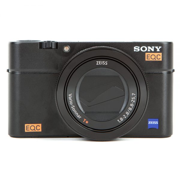 Sony DSC-RX100 Mark IV Kompaktkamera mit Zeiss Vario-Sonnar-Objektiv f/1.8–2.8 und optischem Bildstabilisator.