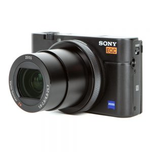 Sony DSC-RX100 Mark IV Kompaktkamera mit Zeiss Vario-Sonnar-Objektiv f/1.8–2.8 und optischem Bildstabilisator.