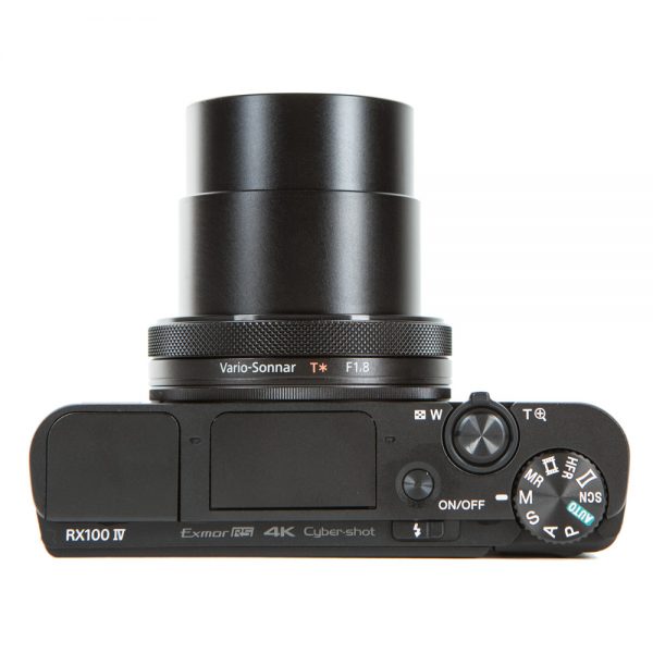 Sony DSC-RX100 Mark IV Kompaktkamera mit Zeiss Vario-Sonnar-Objektiv f/1.8–2.8 und optischem Bildstabilisator.
