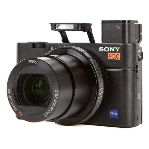 Sony DSC-RX100 Mark IV Kompaktkamera mit Zeiss Vario-Sonnar-Objektiv f/1.8–2.8 und optischem Bildstabilisator.