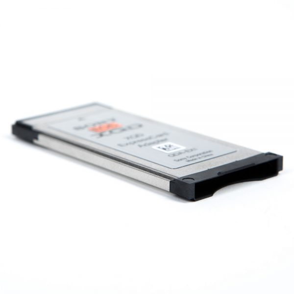 Sony QDA-EX1 XQD auf SxS ExpressCard Adapter mit einer minimalen Datenübertragungsrate von 2,5 Gbps.