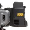 Erweitert die Sony FX9 um zusätzliche Ein- und Ausgänge, externe Stromversorgung über V-Mount-Akku sowie Netzwerk- und Streaming-Funktionen. Sony XDCA-FX9 Erweiterungsmodul an der Sony PXW-FX9 montiert, mit sichtbarem EQC-Aufkleber.
