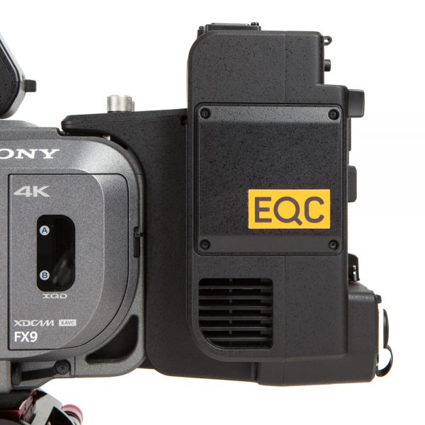 Sony XDCA-FX9 Erweiterungsmodul an der Sony PXW-FX9 montiert, mit sichtbarem EQC-Aufkleber.