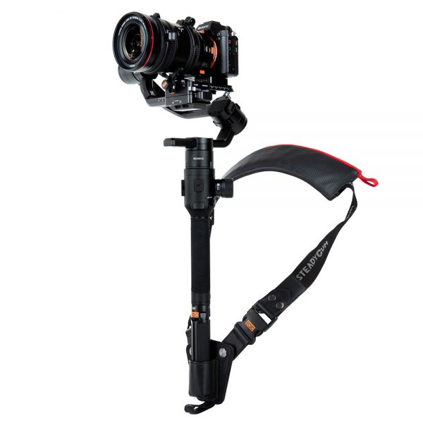 SteadyGum Schulterstütze mit montiertem Gimbal und Kamera, einsatzbereit für Handheld-Aufnahmen.