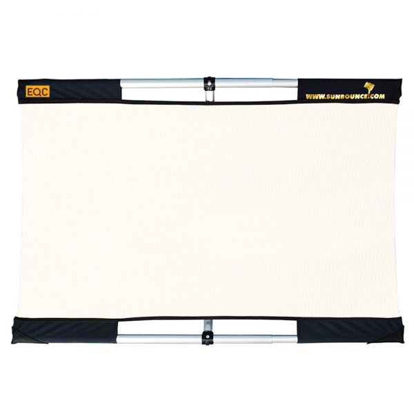 Sunbounce Sun-Bouncer Micro Mini Reflektor, ca. 60x90 cm, mit weißer Bespannung für weiches Licht.